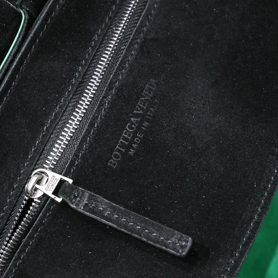 B’s new product is online!  The most popular CASSETTE square bag has new samples! If you think the original look is ordinary, then you will definitely like this one😍 The leaf-green slightly wrinkled bright metal and the often woven appearance present a classic work with a cool high-end feel. The look is already super cool when you pick it up. You must have the most special color. Size: 23x15x6. Model number; 6687